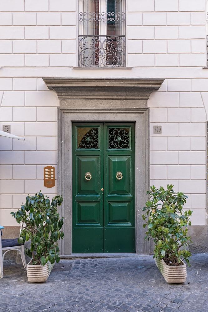 Rome as you feel - Grotta Pinta Apartments - Interior Entrance