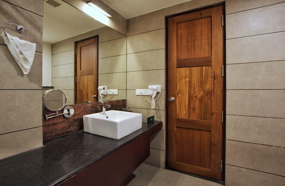 Woodies Bleisure Hotel - Bathroom