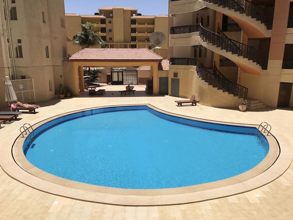 Regency Towers Apartments - Outdoor Pool