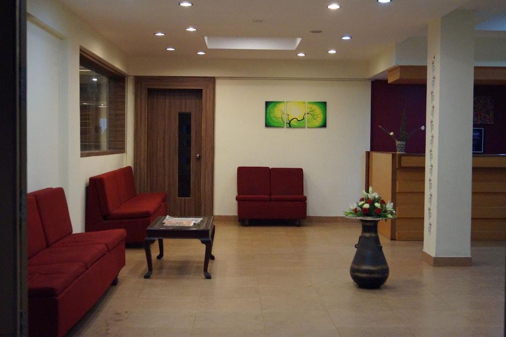 Vinayaga Inn by Poppys Ooty - Lobby Sitting Area