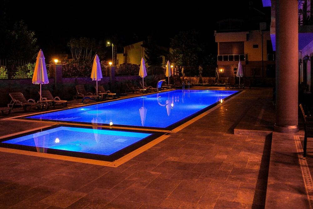 Mediterra Residence - Pool