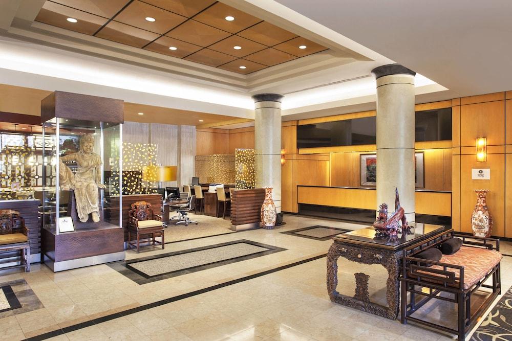 Sheraton LaGuardia East Hotel - Lobby