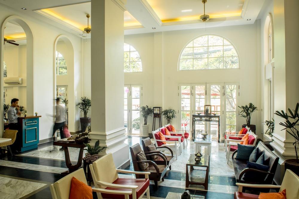 Frangipani Royal Palace Hotel - Lobby Sitting Area