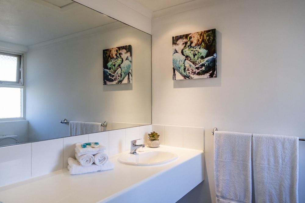 Aqua Waves Glenelg Central Studio Apt - Bathroom