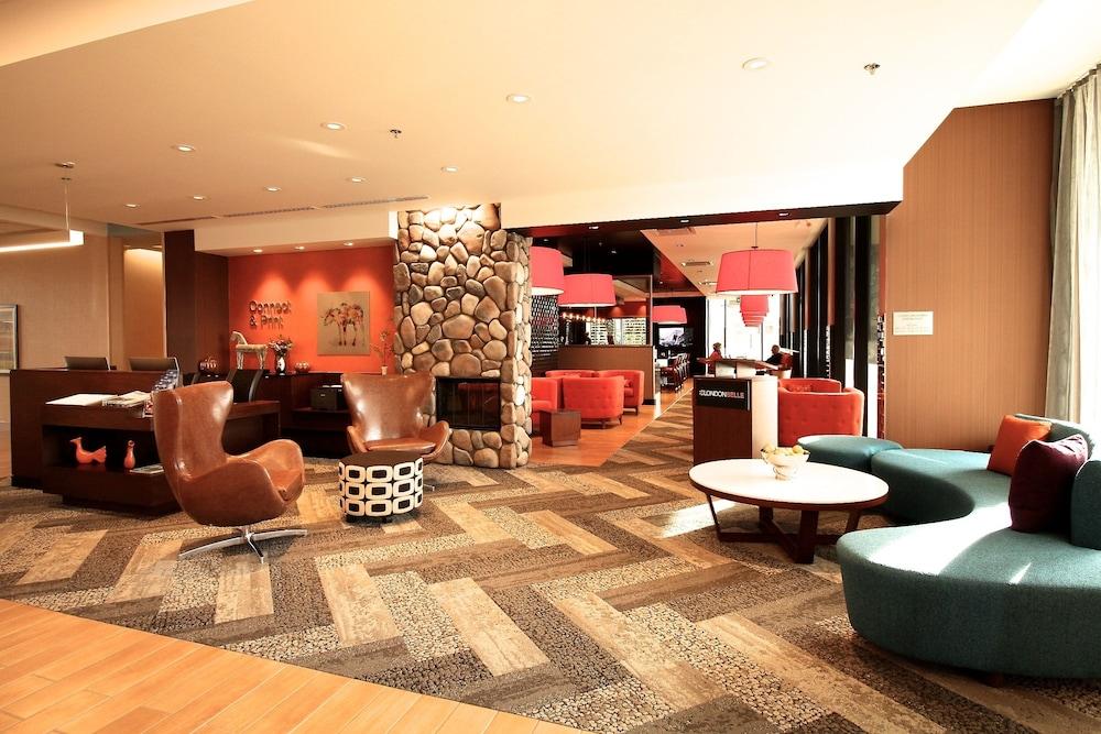 Fairfield Inn & Suites by Marriott Regina - Interior Entrance