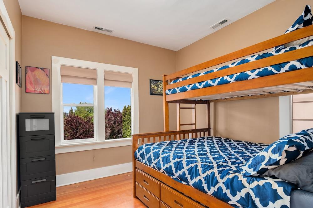 Seattle Vacation Home: Montlake 7 Bedroom - Room