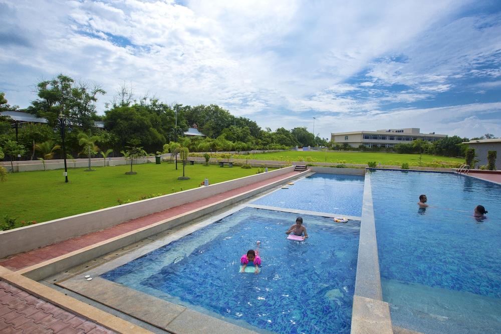 Landmark Pallavaa Beach Resort - Natural Pool