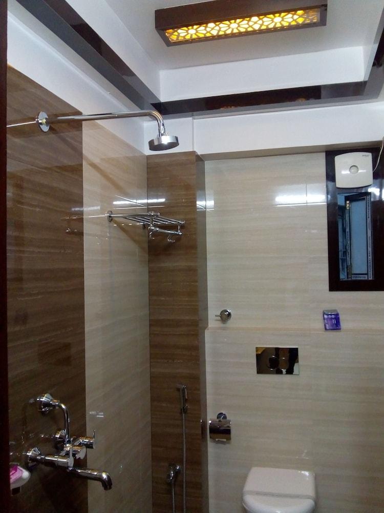 Hotel Rodali Residency - Bathroom