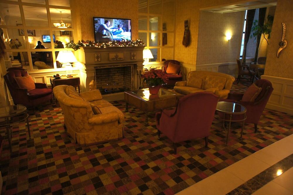 Roberts Riverwalk Urban Resort Hotel - Lobby Sitting Area