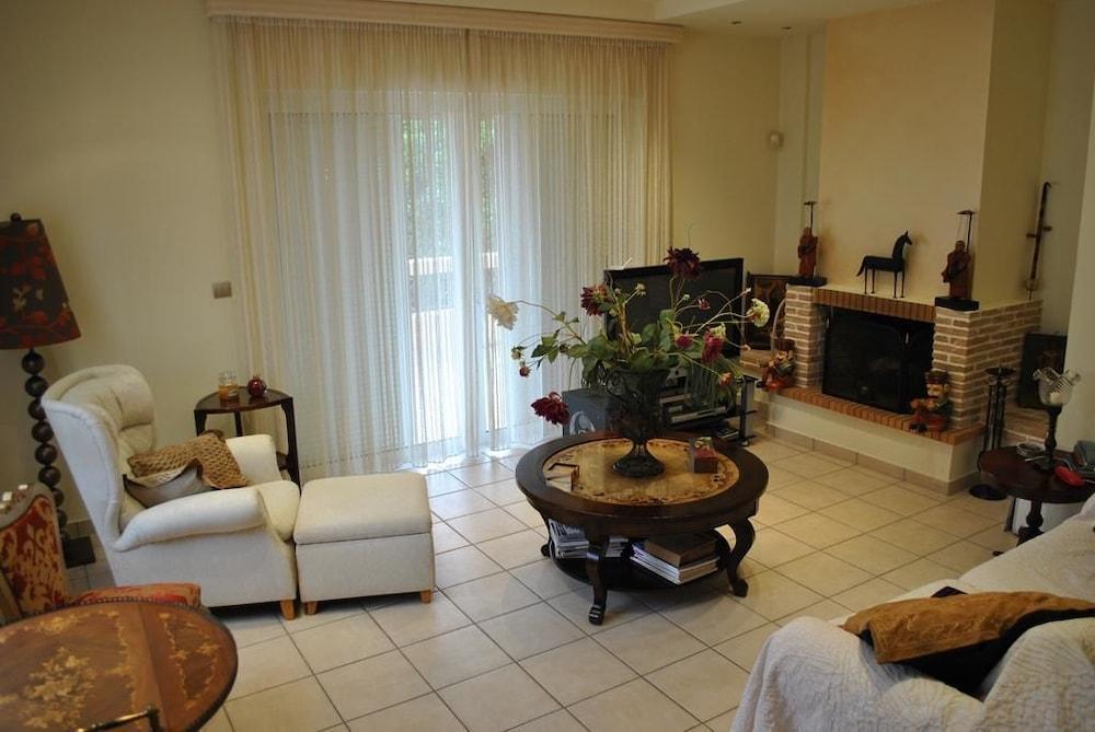 Paradise Villa Sounio - Living Room