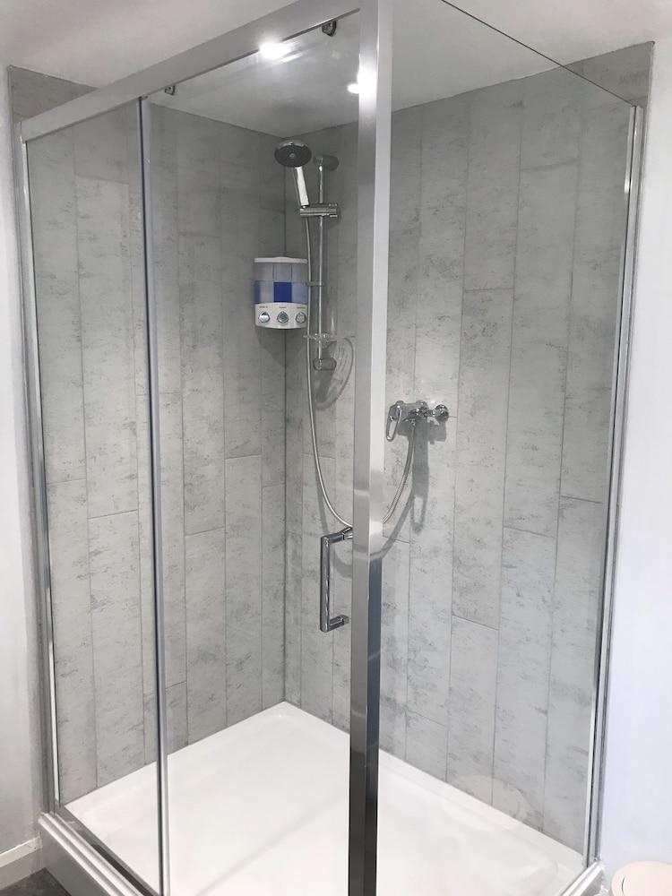 ويلو داون - Bathroom Shower