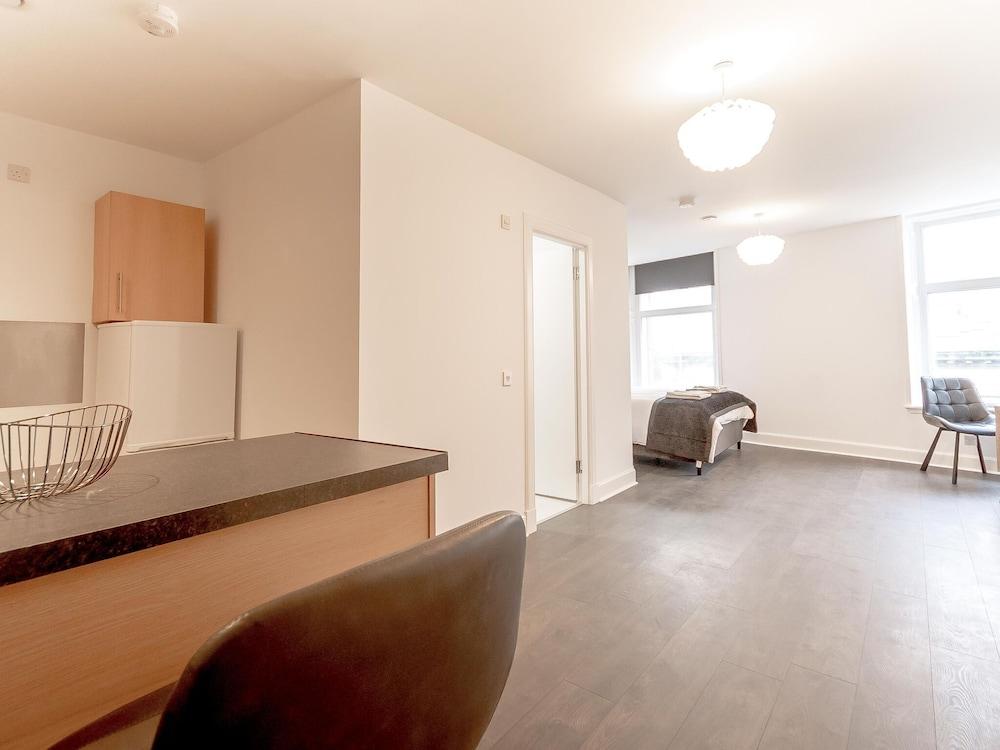 Modern Apartment in Dundee Near Museums, City Centre - Living Room