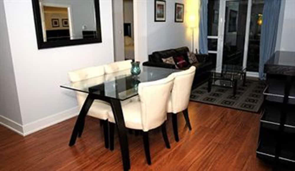 JJ Furnished Apartments Downtown Toronto: Element - Living Area