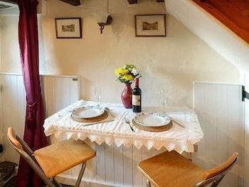 Puzzle Cottage - In-Room Dining