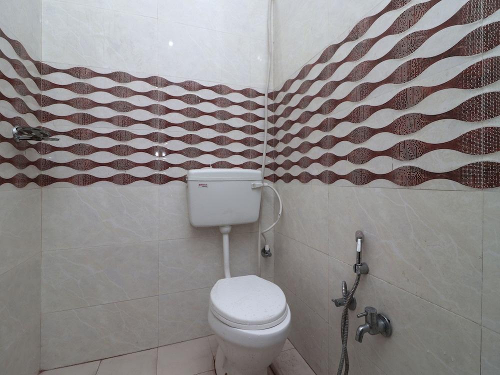 OYO 15355 Govind Guest House - Bathroom