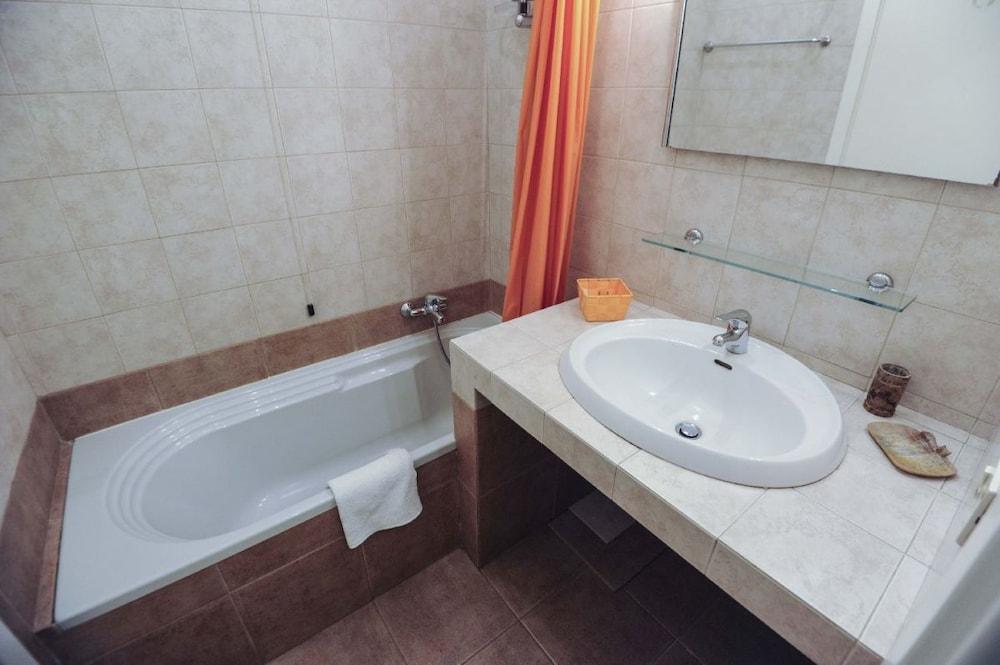 Garibaldi Apartment - Bathroom