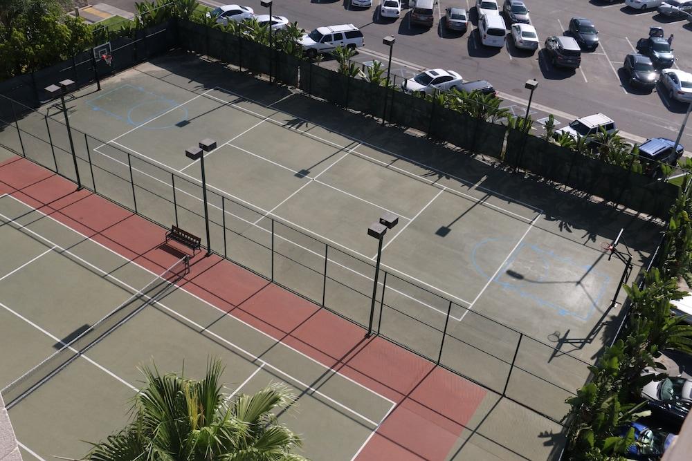 Knott's Hotel - Basketball Court