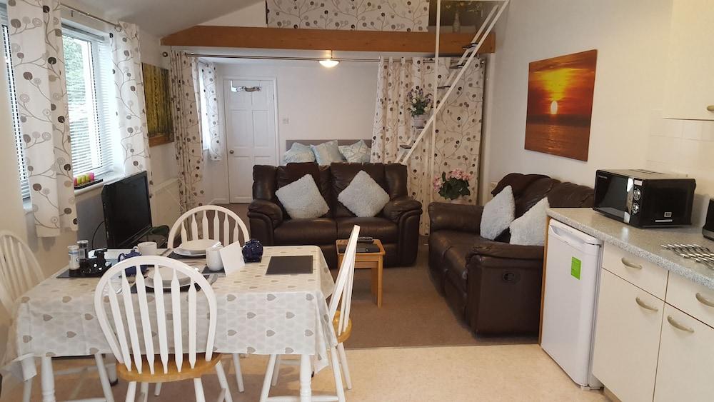 Immaculate 1-Bed Lodge Newton Abbot Torquay - Featured Image