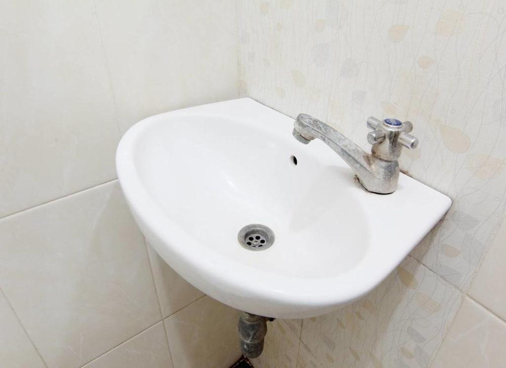Roemah de'Poenk Syariah - Bathroom Sink