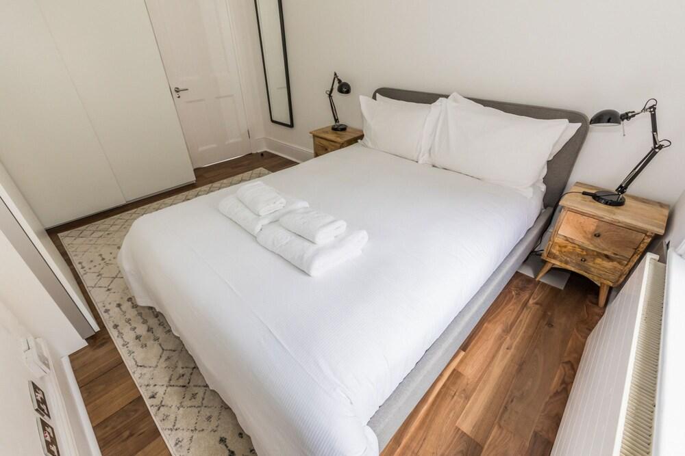 Eson2 - Charming 3 Bedroom Flat in Chelsea - Room