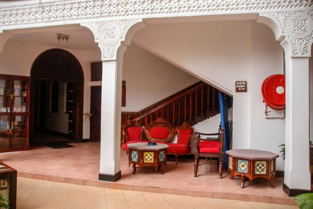 Tausi Palace Hotel - Interior Entrance