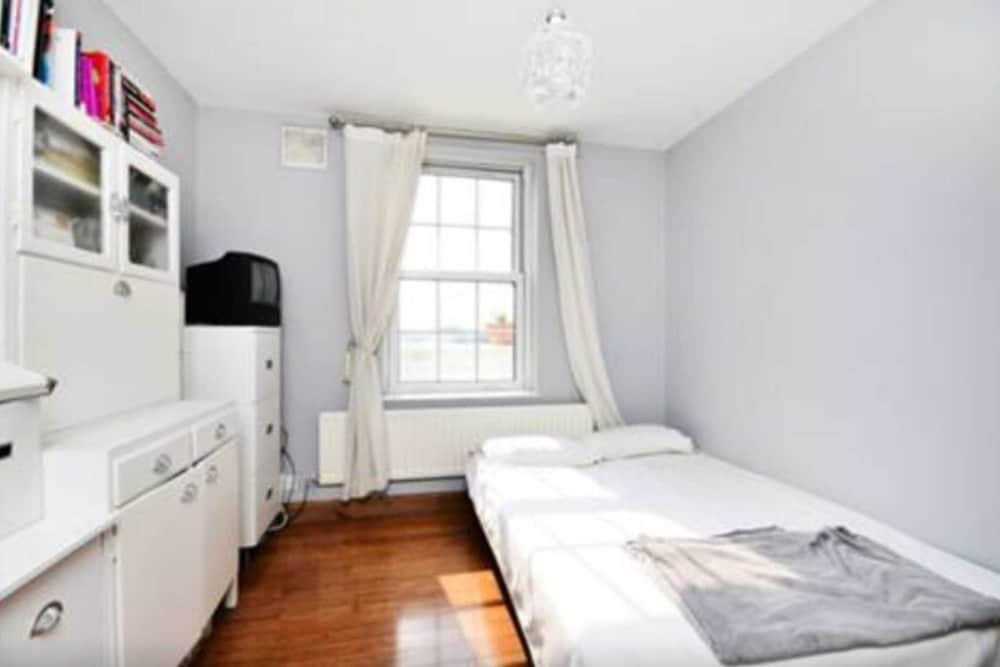 Stylish 2 Bed Between Camden Town & Primrose Hill - Room