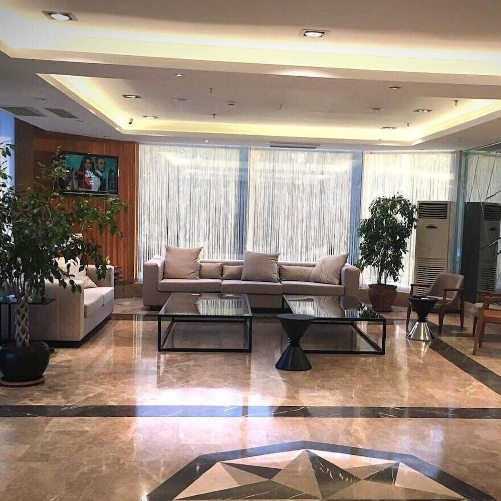 Double Royal Hotel - Lobby Sitting Area