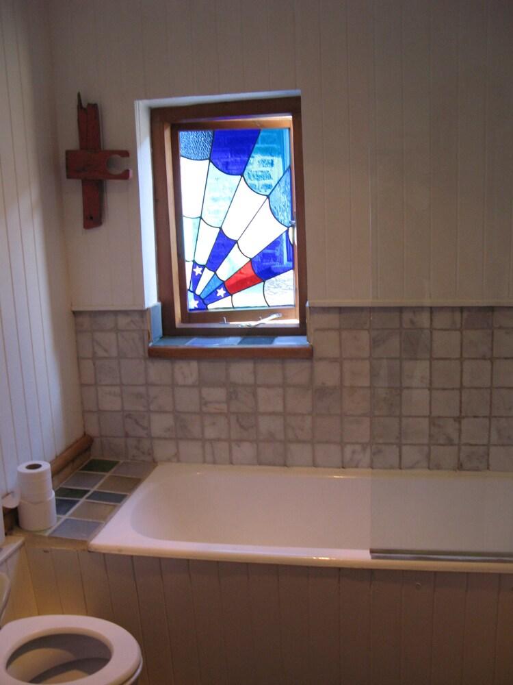 At Home Chiswick - Deep Soaking Bathtub