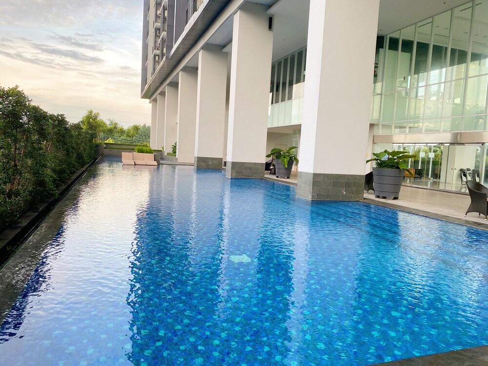 Breeze Apartments at Bintaro by OkeStay - Outdoor Pool