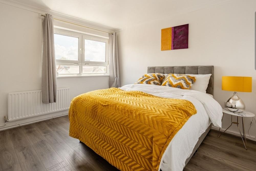 Beautiful 2-bed Apartment in Barking - Room