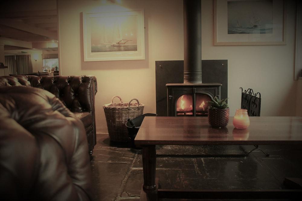 The Pityme Inn - Living Room