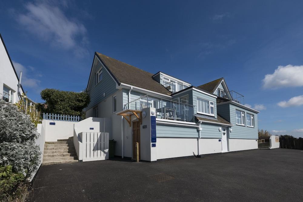Mawgan Porth Apartments - Featured Image