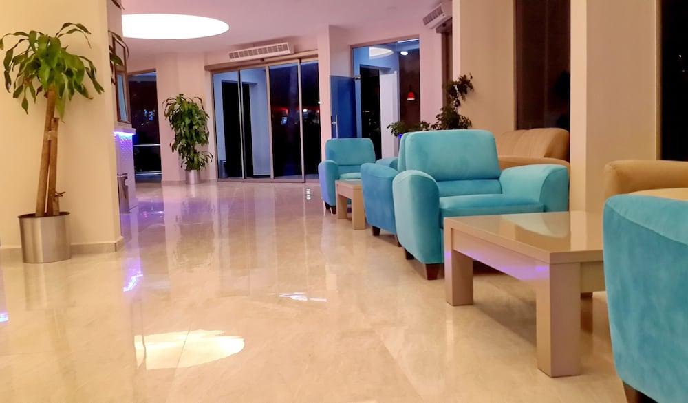 Palmea Hotel - Lobby Sitting Area