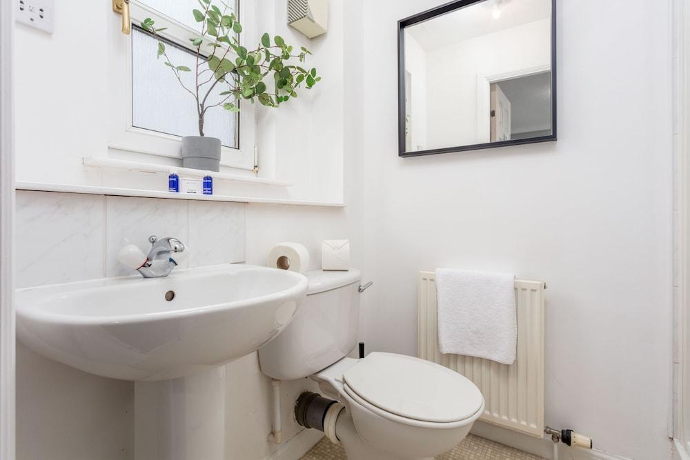 Millbrae Residence - Donnini Apartments - Bathroom