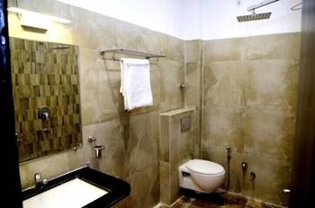 Hotel Kamad Giri - Bathroom