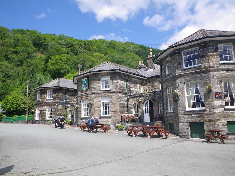 The Oakeley Arms Hotel - Featured Image