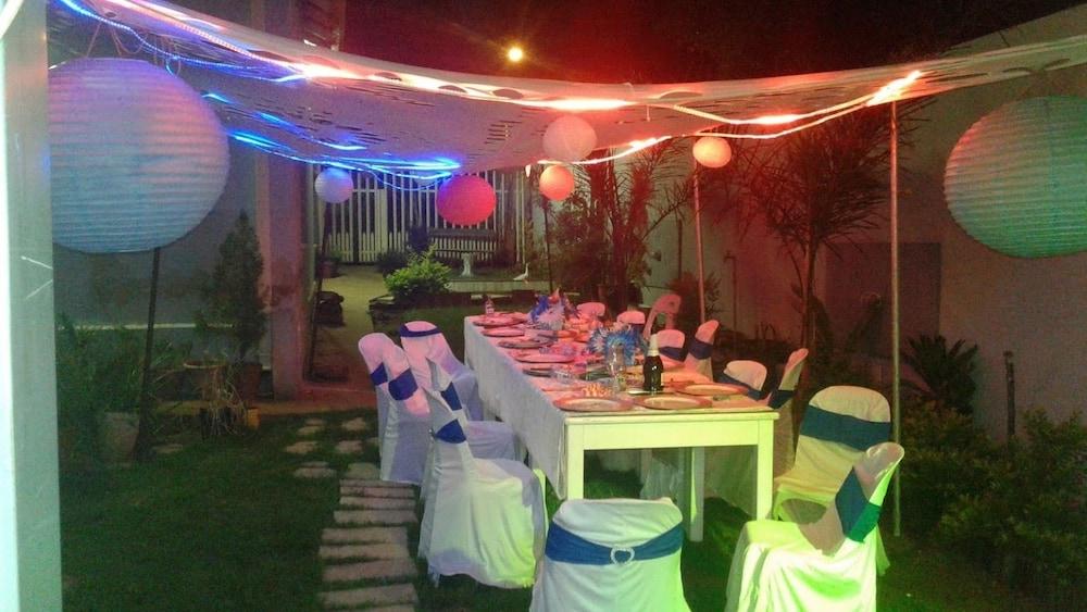 Cinematic Guest House - Outdoor Banquet Area
