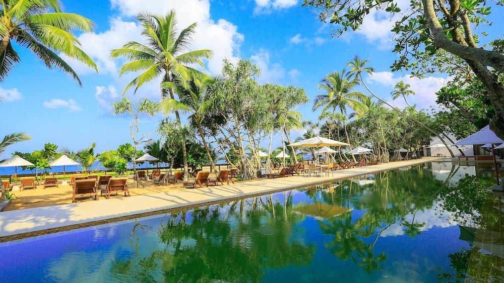 Pandanus Beach Resort & Spa - Outdoor Pool
