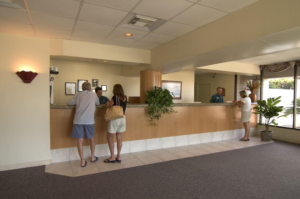 Casa Del Mar Beachfront Suites Onsite Team - Lobby Sitting Area