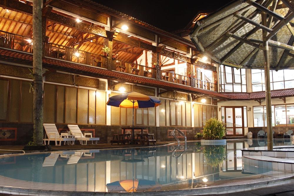 Surya Pesona Beach Hotel - Outdoor Pool