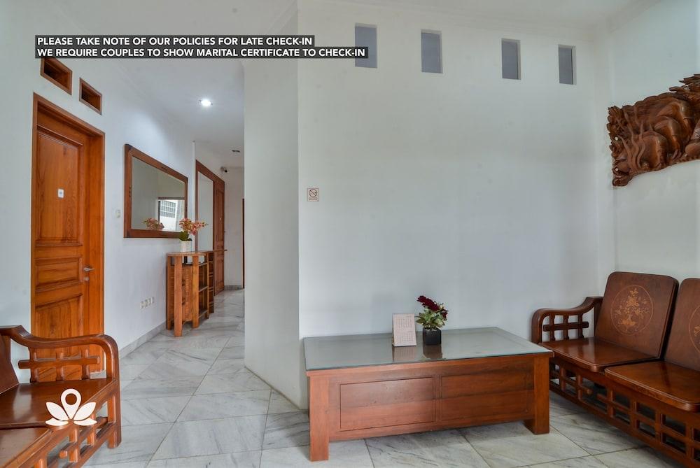 ZEN Rooms Ragunan 1 Syariah - Lobby Sitting Area