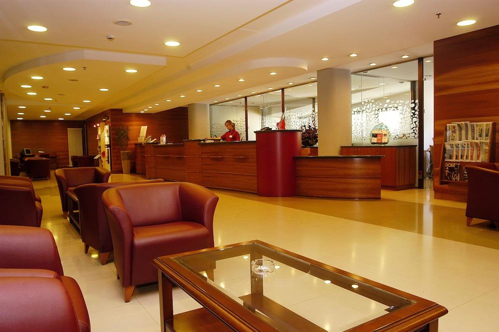 Hotel Tropical - Lobby Sitting Area