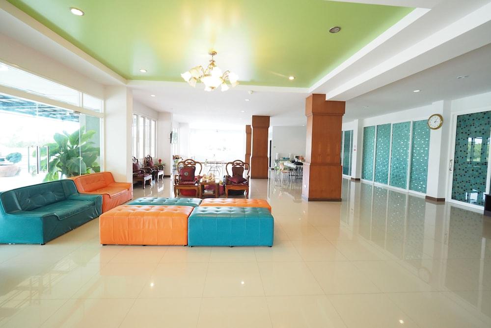 Phuhi Hotel - Lobby Sitting Area