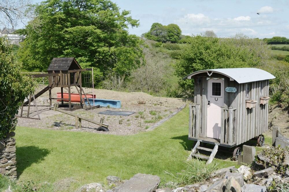 Delightful pet-friendly spacious barn conversion in Exmoor National Park - Property Grounds