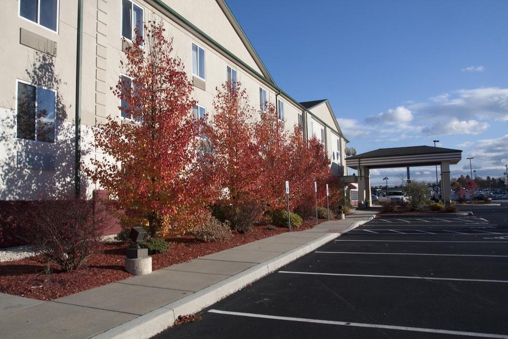 Harrisburg Inn and Suites - Property Grounds