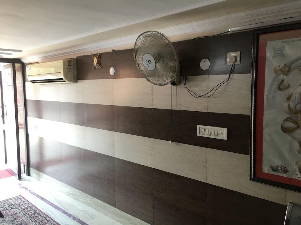 Hotel Shri Amarnath Lodge - Interior Entrance