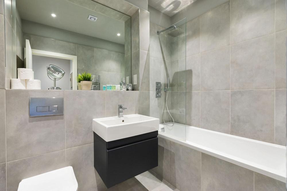 home.ly - Watford Premier Apartments - Bathroom
