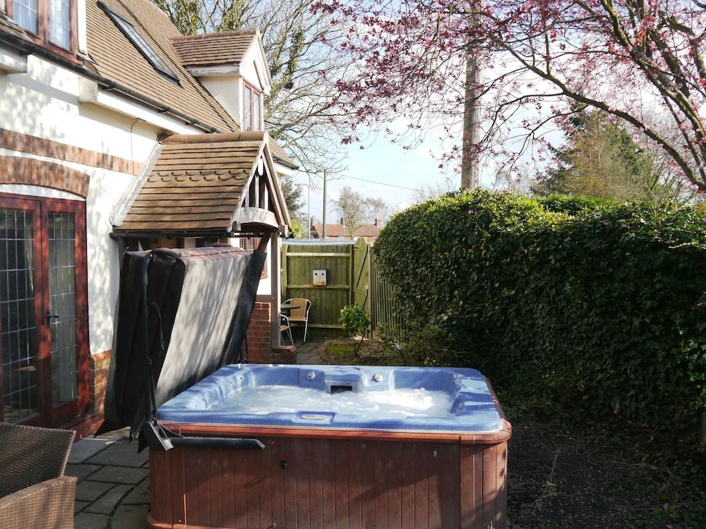 Measure Cottage - Sleeps up to 5 - Henley in Arden - HOT TUB - Outdoor Spa Tub