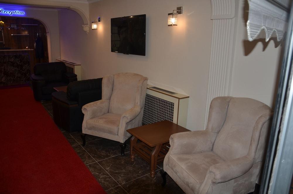 Hisar Hotel - Lobby Sitting Area