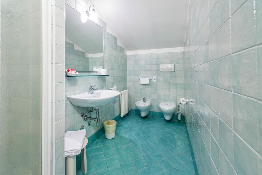 Hotel Cristallo - Bathroom